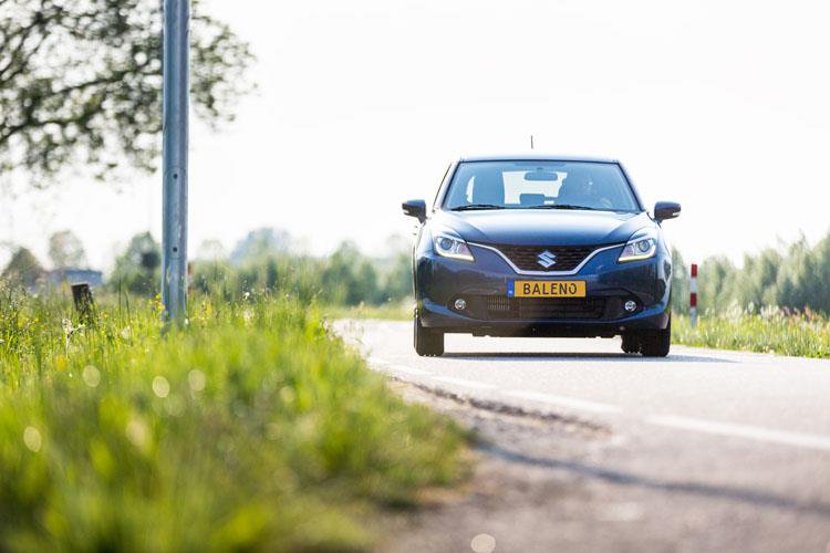 Suzuki Baleno op de weg